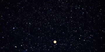 星星配得上月亮吗出自哪首歌？