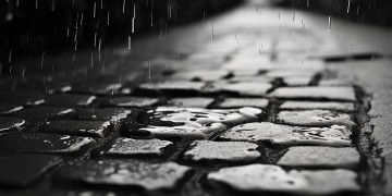 一场雨打湿回忆究竟是哪首歌？